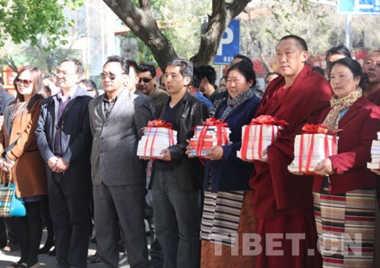 འཛམ་གླིང་དཔེ་ཀློག་ཉིན་ལ་བོད་ལྗོངས་སུ་དཔེ་དེབ་སྟེར་པའི་བྱེད་སྒོ་སྤེལ་བ།